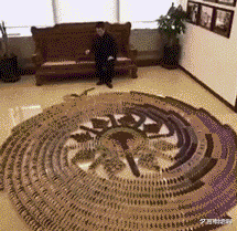 架势|“对门刚搬来的小姐姐开着门做饭,好奇瞅了一眼,这架势是刚睡醒?”,哈哈哈哈!