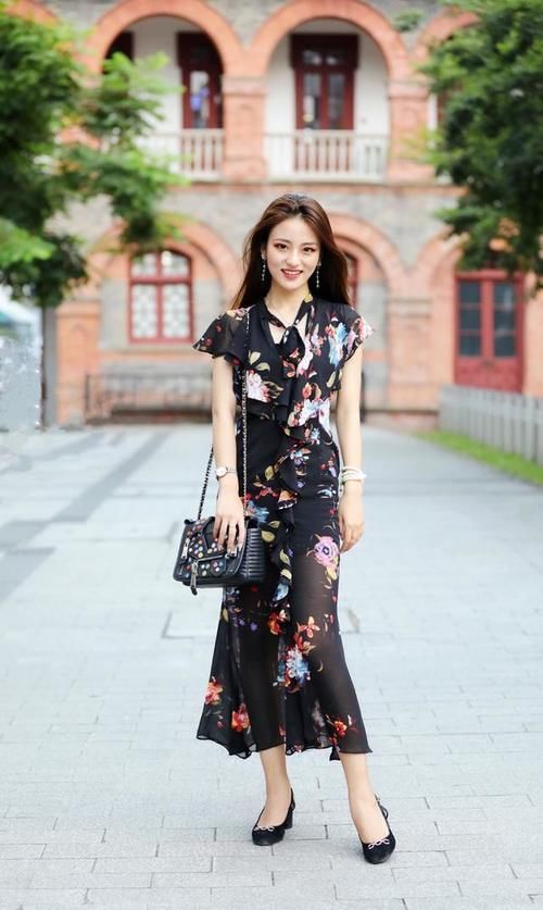 街拍：春天必不可少的碎花裙，优雅时尚显气质，吸睛显瘦又减龄