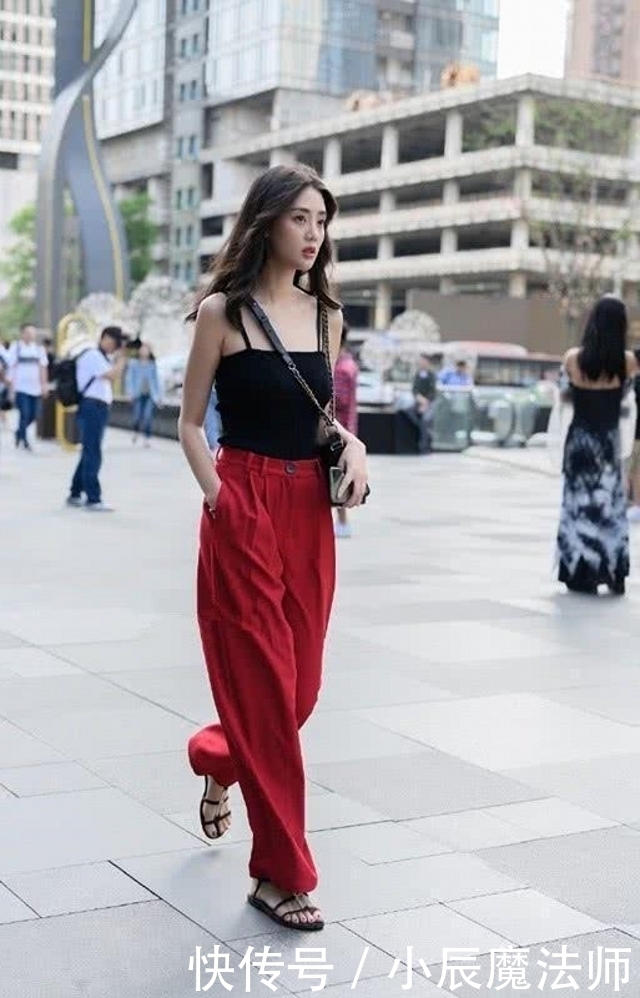 街拍|路人街拍,小姐姐选择了黑色长裙,看着很高挑