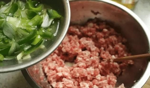 调饺子馅，生油好还是熟油好？很多人错，难怪饺子不香不油，还腥