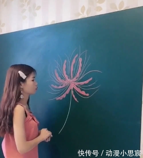 黑板|小姐姐在黑板乱画,被吐槽不尊敬老师,当她画完后:彼岸花