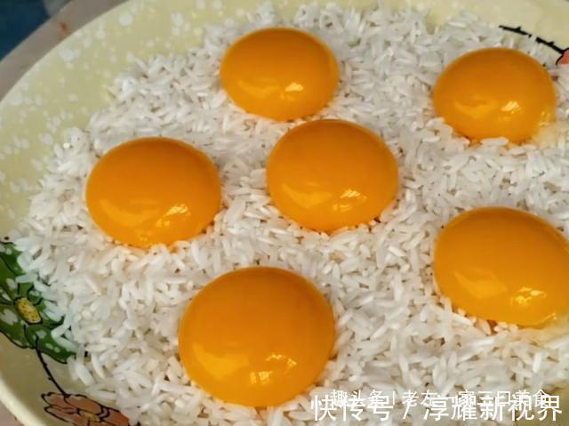 绵软|一碗大米6个鸡蛋,往电饭煲一倒,出锅家人抢着吃,绵软香甜