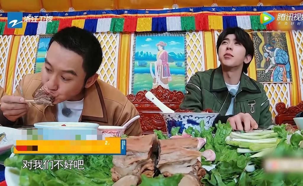 b太熟络?蔡徐坤两次吐槽baby,傲娇拒绝baby的吃蒜邀请