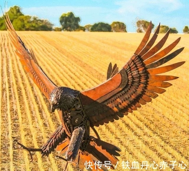 朋克感&草根艺术家用260个小时,打造废品雕塑,机械朋克感十足