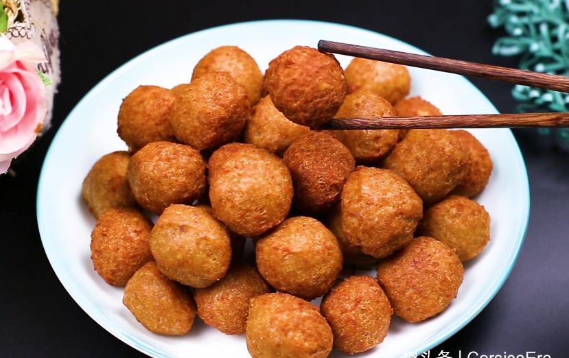 炸猪肉丸子时,谨记“2不放、加3样”丸子外焦里嫩,放凉也不硬