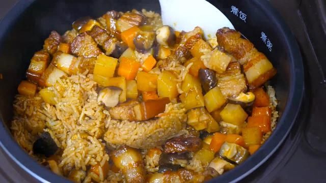 10块钱五花肉放进大米里，太厉害了，瞬间变美味，连吃7天也不腻