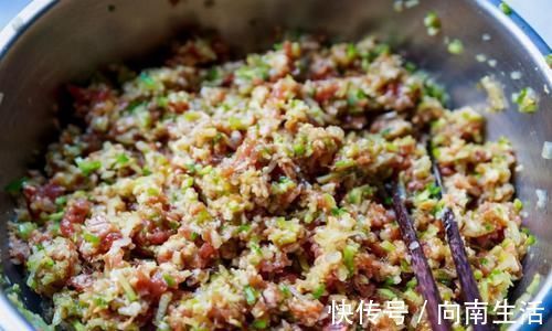 焯水|调萝卜馅,下锅焯水还是用盐杀水?学会这么做,味道更香还不出水