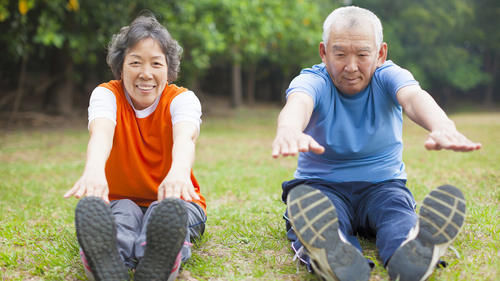 身体|老年人锻炼方法中，有3个并不合适，可能给身体练差，有人还在做