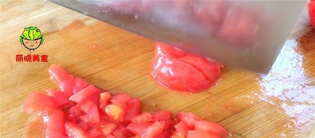 做鸡蛋汤时,不要再直接倒入鸡蛋了,教你一妙招,好喝到停不下嘴