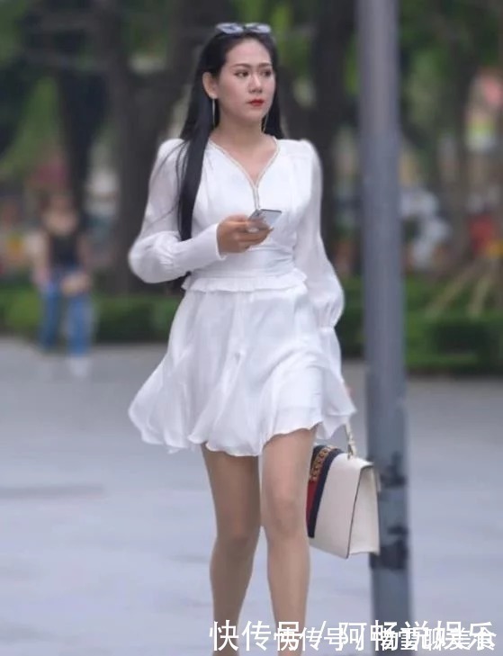 辣妈|街拍成熟气质的姐姐,花色上衣搭配牛仔裤,魅力无穷