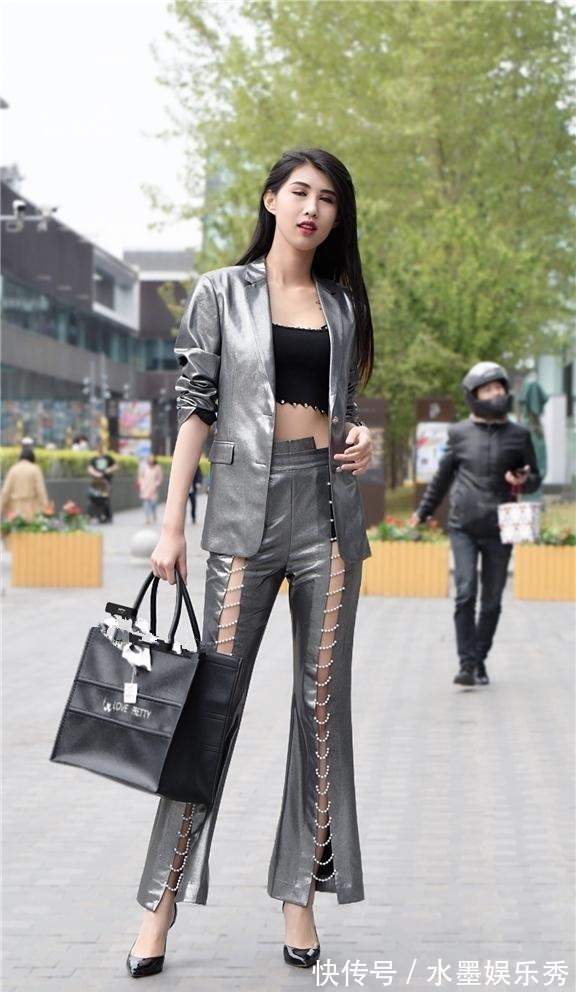 硬朗 小姐姐很会穿,裤子上都是珠子,漂亮又好看