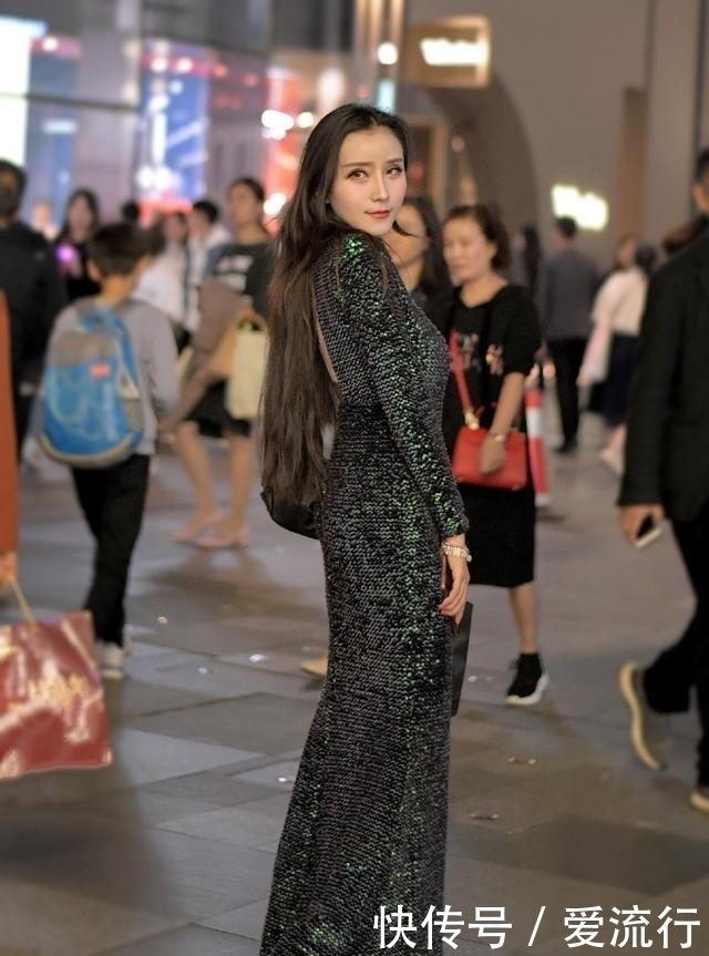 街拍:连衣裙简约大方又不失美感,营造高贵美丽的强大气场!