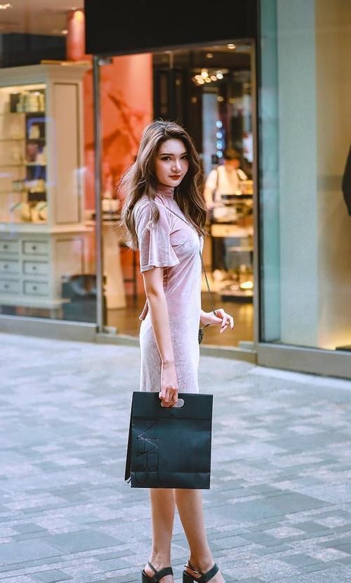 街拍：学习穿搭的意义，时尚不在于你要拥有多么多的衣服