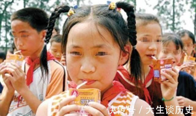 丽丽|我们的孩子正在被“催熟”,这些黑名单零食,家长们尽量别买