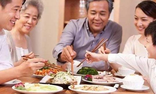 餐桌|为啥有钱人不买“圆形”餐桌听老木工说了这个原因,我才明白