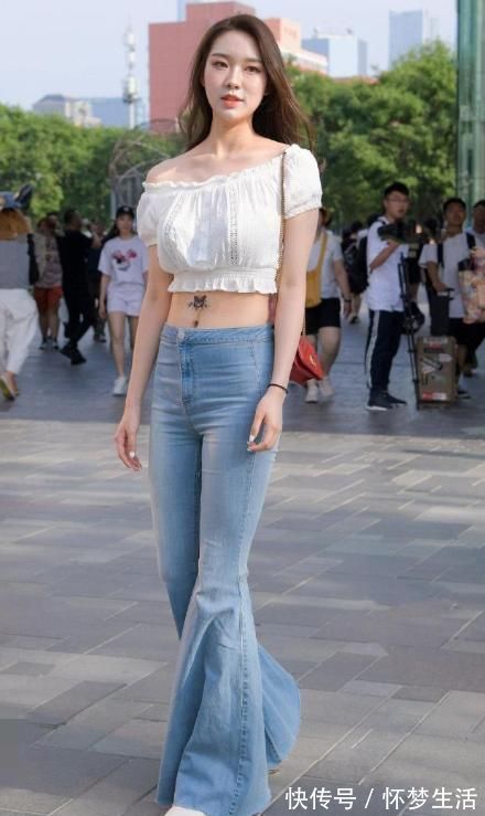 露肩|自信的小姐姐,露肩短上衣配喇叭裤,时髦大方有魅力