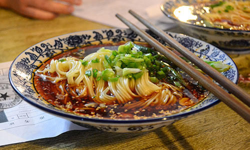 到重庆旅游，这12道当地特色美食不容错过，颠覆你的味蕾体验