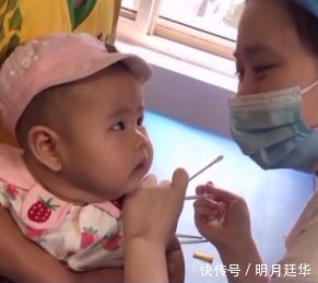 孩子|萌娃一脸含情脉脉,却惨遭护士“痛下黑手”原来你是这样的女人