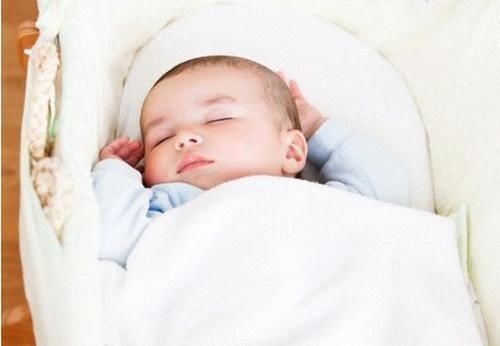 哭闹|宝宝为什么一到睡觉就哭闹,也有可能在“求助”,妈妈要了解