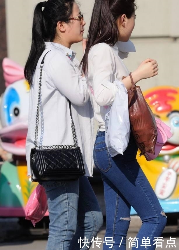 时尚街拍:短裙女孩时尚又美丽,身材苗条背影非常迷人!