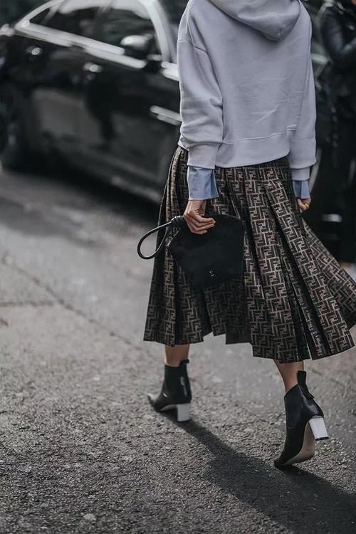 早春穿卫衣，入手这3个颜色，换着穿就够了