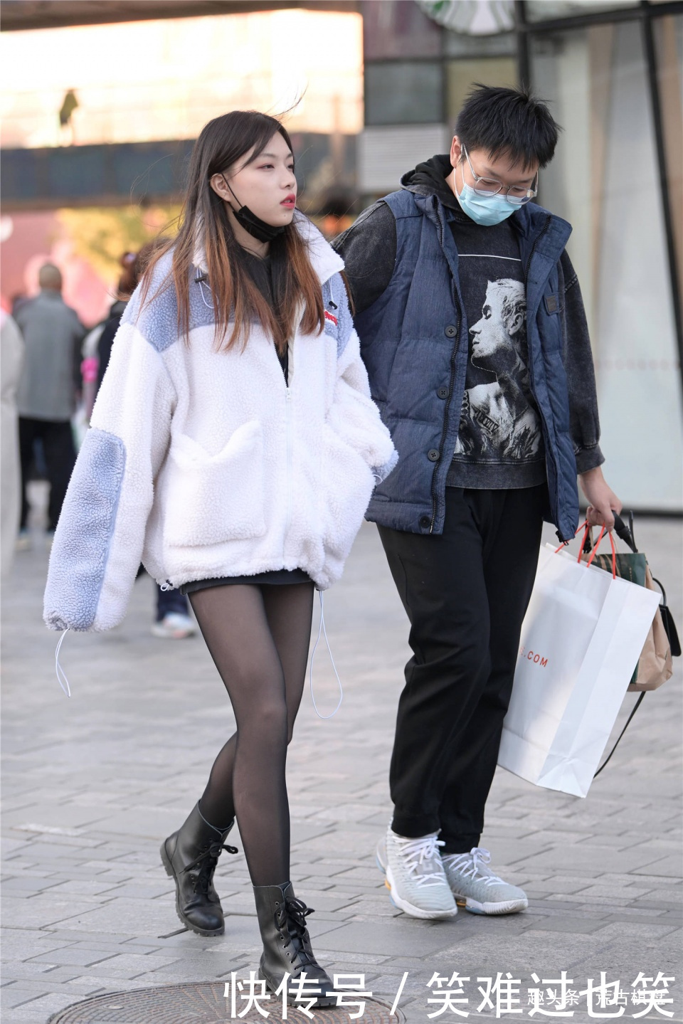 出门|秋冬时节出门搭配短靴,可以选择一款黑色丝袜,美出自己的风格