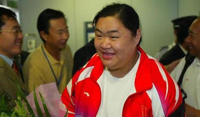 孙爱民|“举重冠军”唐功红:冒死一举为国夺冠,33岁闪婚普通人收获幸福
