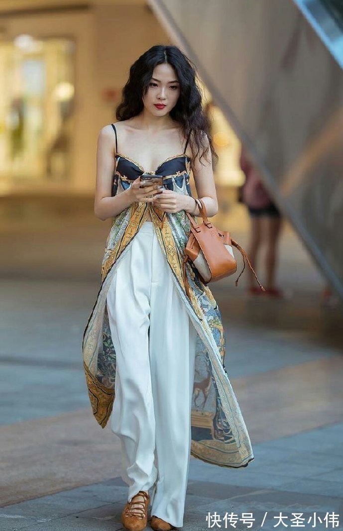 张扬美|美女街拍:姐姐把吊带衫穿出了新高度,是时尚,还是哗众取宠呢?