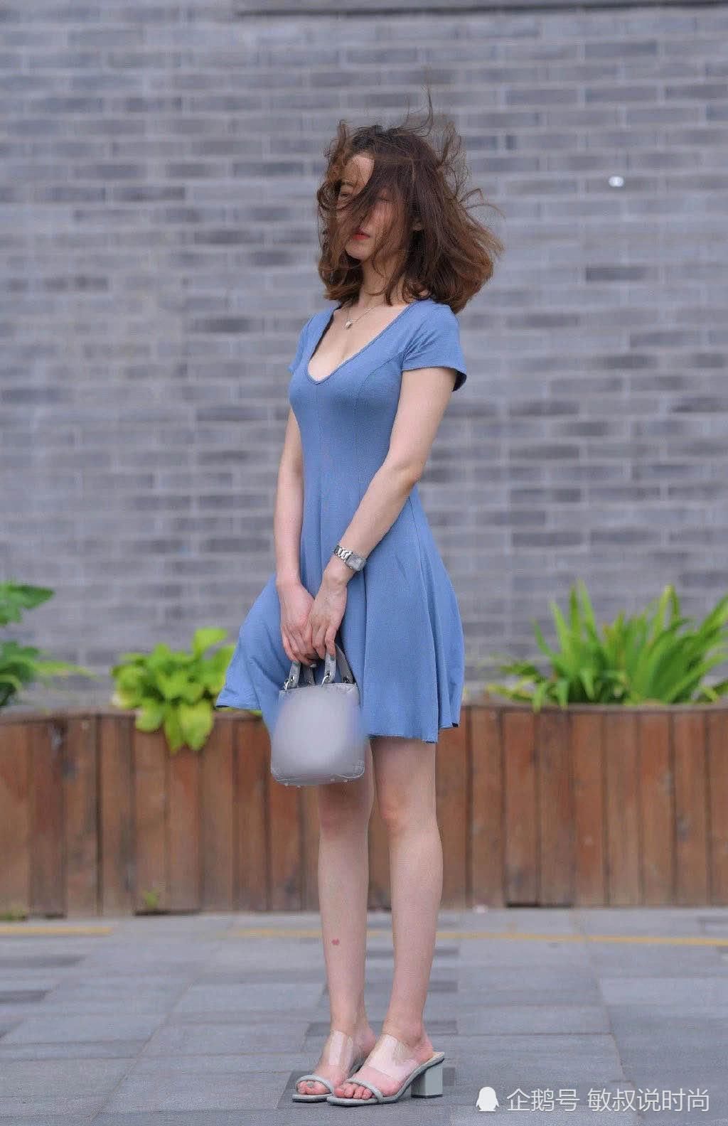 女人40美如花，轻柔蓝裙一穿，立马变身“靓妇”