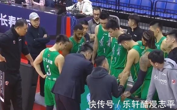 韩德君|严惩胡明轩!赵继伟、郭艾伦被垫脚,韩德君更是被恶意肘击!