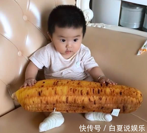 女子出门买菜,把孩子交给丈夫带,回来一看笑喷了