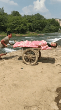 |搞笑段子GIF趣图:妹子这个瘾是真大啊,饭可以不吃的!