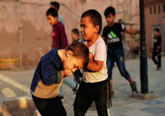 矛盾|六岁姐姐打哭三岁弟弟,网上一片称赞:教育方式堪比教科书范本