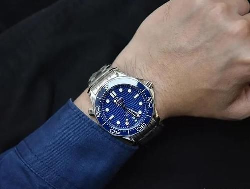 朋友想买一块男机械手表，什么品牌好？1万左右！哪里买正品？