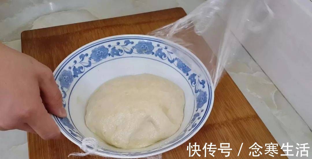吃早餐蛋糕的新方法，淋上蛋液，比手抓蛋糕简单，比鸡蛋灌饼好
