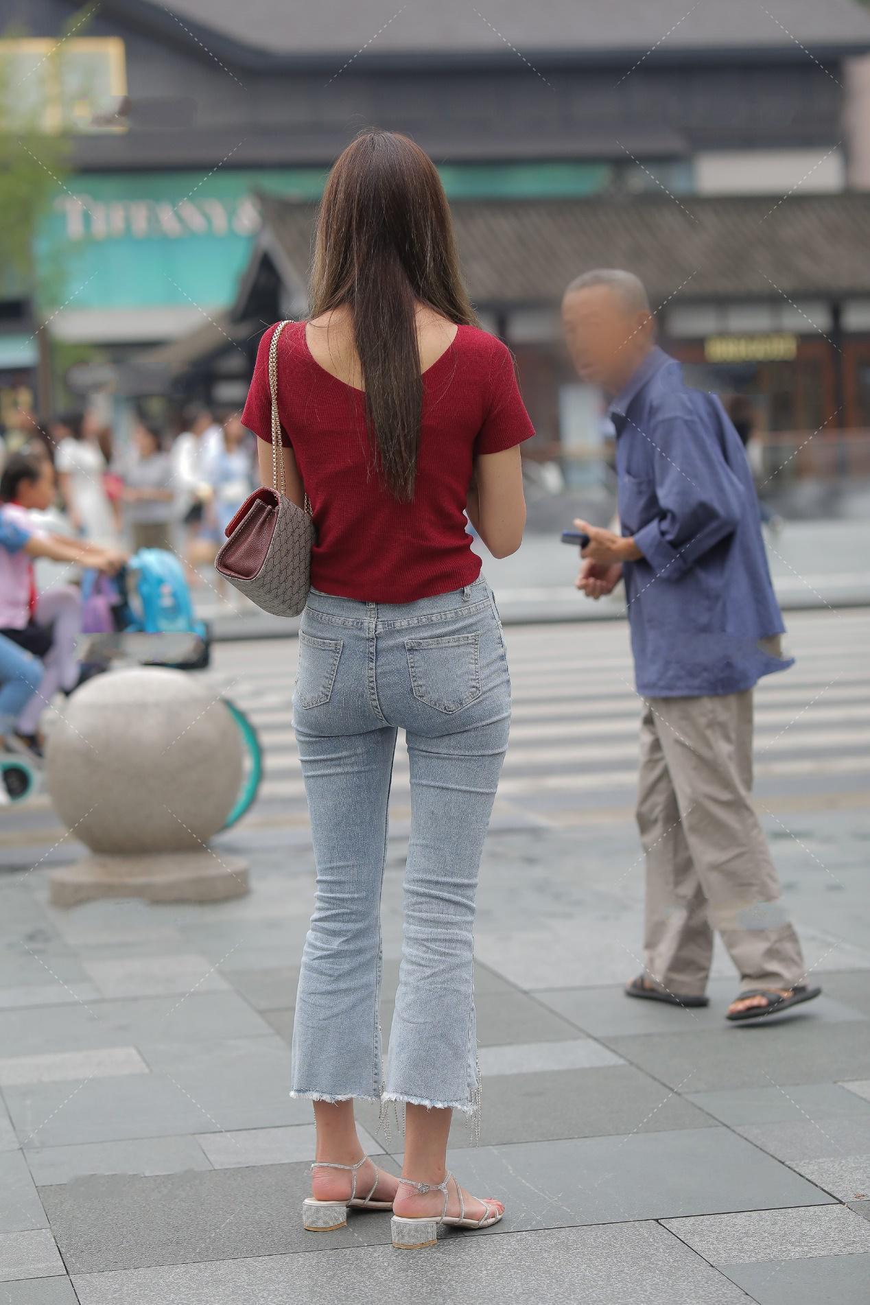 红色|酒红色褶皱上衣, 搭配浅蓝色破烂喇叭裤, 时尚街头风