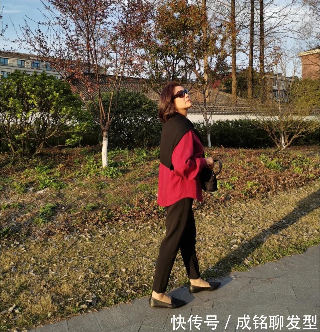 老年人怎么穿才高级？60岁“大妈”巧用红色搭配，时尚减龄有韵味