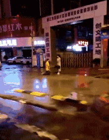 |搞笑GIF:霸气了我的姐 这辈子见过最拉风的走路姿势