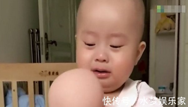 娃娃|宝妈骗儿子说又生了个弟弟,儿子看着手里的弟弟,无法淡定了