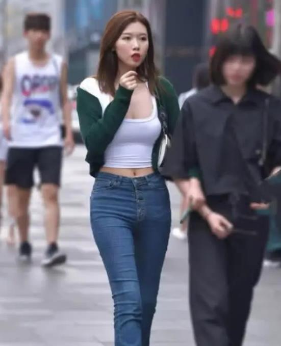 街拍：面容姣好的时尚小姐姐，黑色的连衣裙显优雅大方淑女风