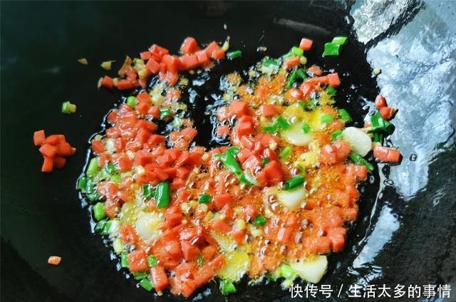 老干妈和豆腐一起搭配做,开胃又下饭,做法也简单容易学