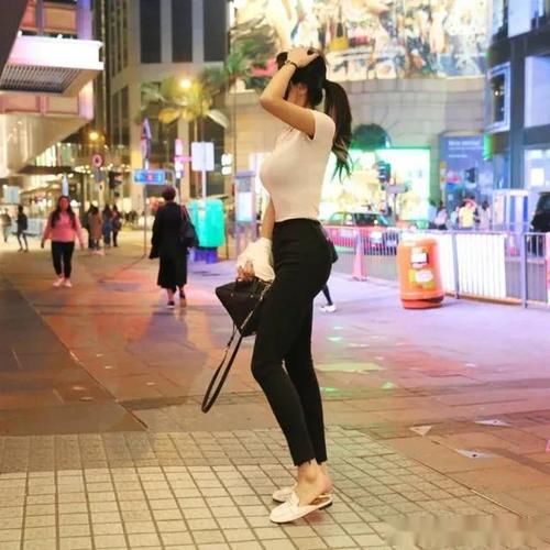 牛仔裤|美女穿简单的T恤+牛仔裤，也能风情无限，美丽迷人