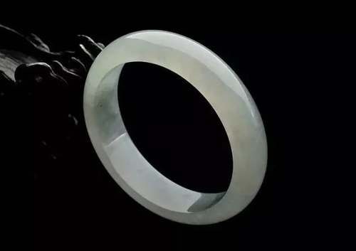 适合自己的才是最好的！不同年龄段人群应该如何挑选翡翠？