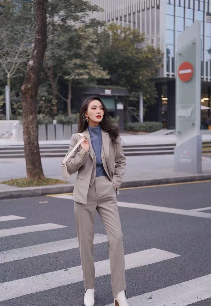 职场女王穿搭学卫公子凹造型,干练的同时,还特别的高级