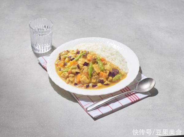 咖喱饭|茄子时蔬鸡肉咖喱饭
