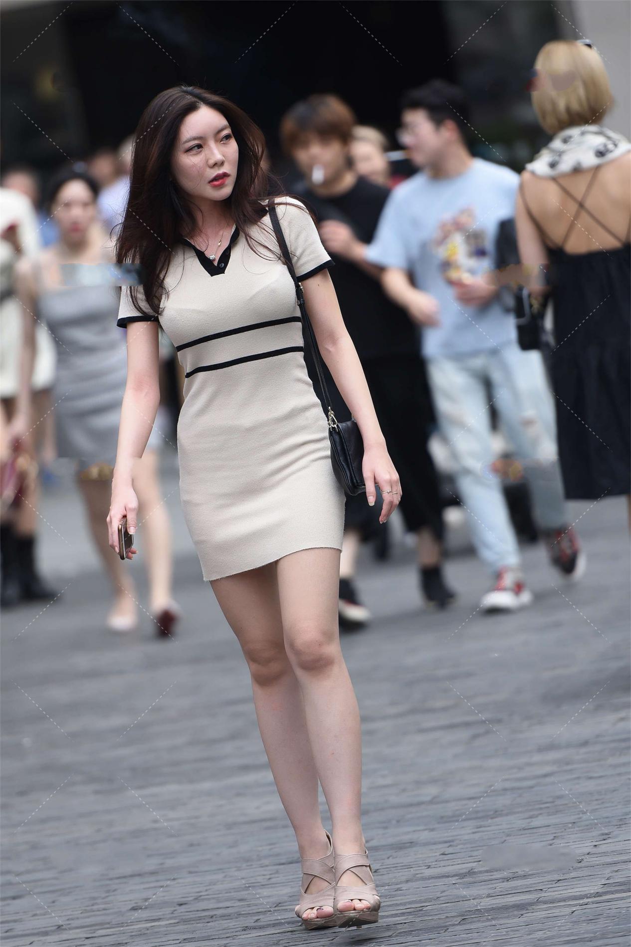 白色|街拍:腰上添加设计, 上身显瘦, 比如一件条纹针织连衣裙