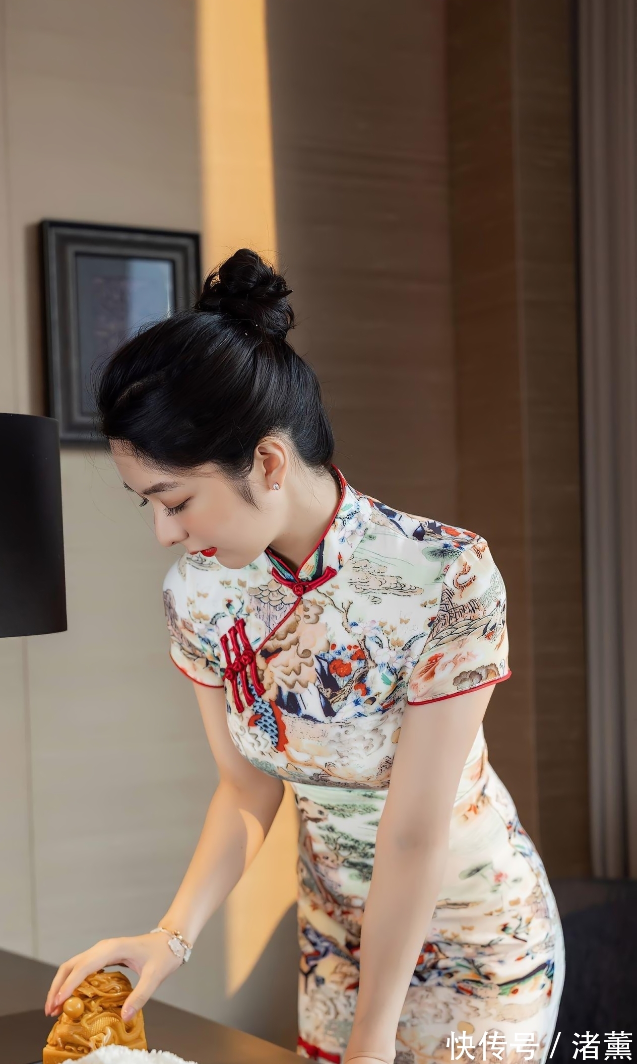 穿搭 美女穿搭,旗袍搭肉丝黑色镂空高跟鞋,玉腿修长浑圆,显东方神韵