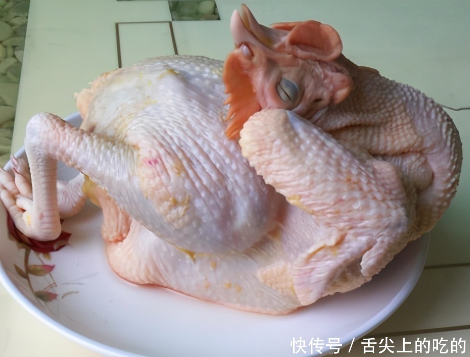 整只鸡丢电饭锅里,不放油不加水,出锅香味四溢还流油,比烤鸡香