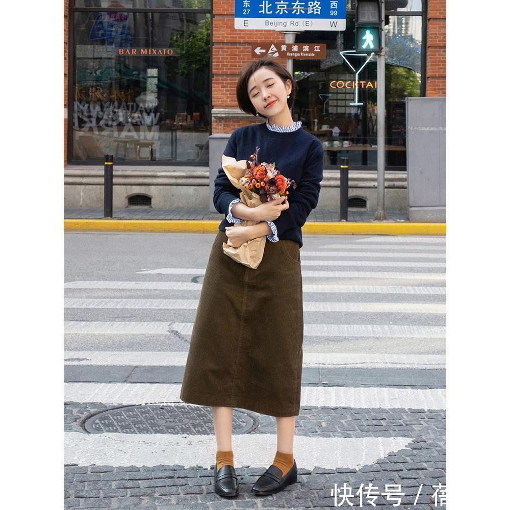 风衣|秋天建议30+女性多穿“半身裙”,搭配毛衣、风衣,优雅又显气质