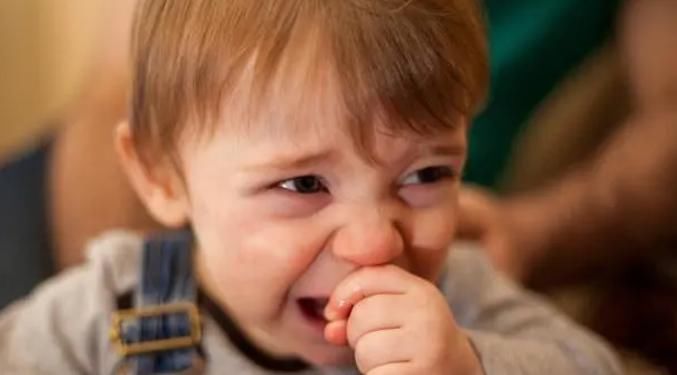 哭闹|当孩子扯着嗓子哭闹时,有一种看似无害的处理方式,实则伤娃最深